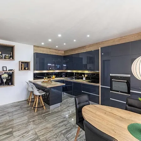 Moderan S Hidromasaznom Kadaom * Trogir