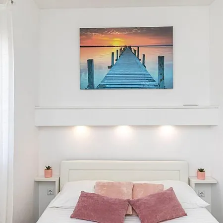 Apartamento Moderan S Hidromasaznom Kadaom