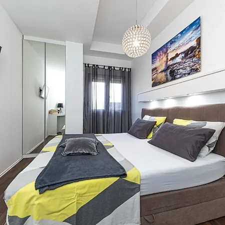 Moderan S Hidromasaznom Kadaom 아파트 트로기르