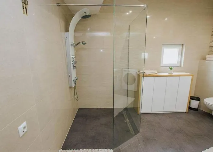Moderan S Hidromasaznom Kadaom 아파트