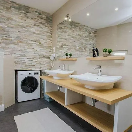 Moderan S Hidromasaznom Kadaom Trogir