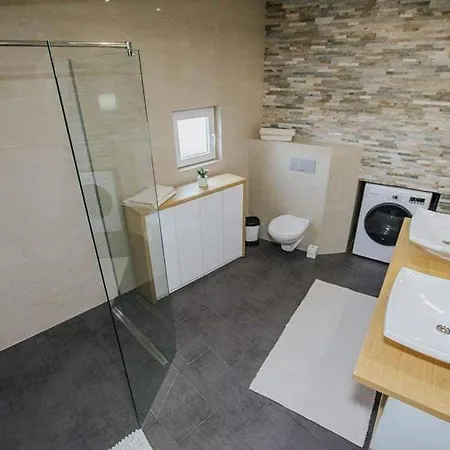 Moderan S Hidromasaznom Kadaom * Trogir